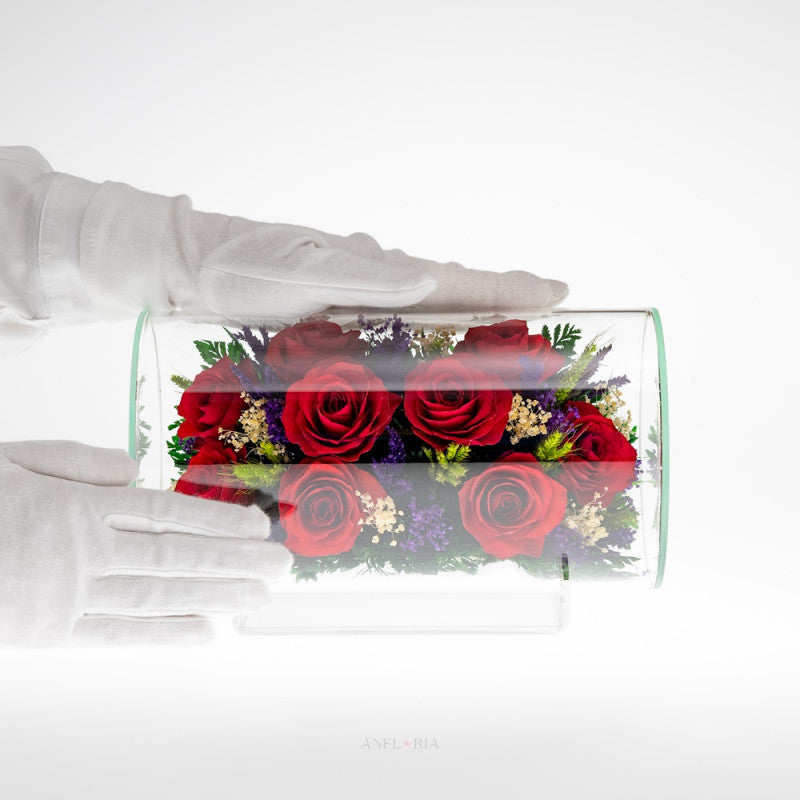 Natürliche Blumen in einer Glasvase Rote Rosen - TLR